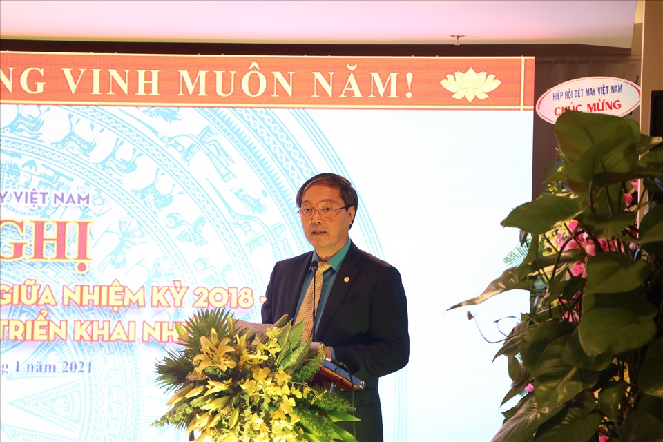 Ông Lê Nho Thướng - Chủ tịch Công đoàn Dệt may Việt Nam phát biểu tại hội nghị. Ảnh: PĐ.