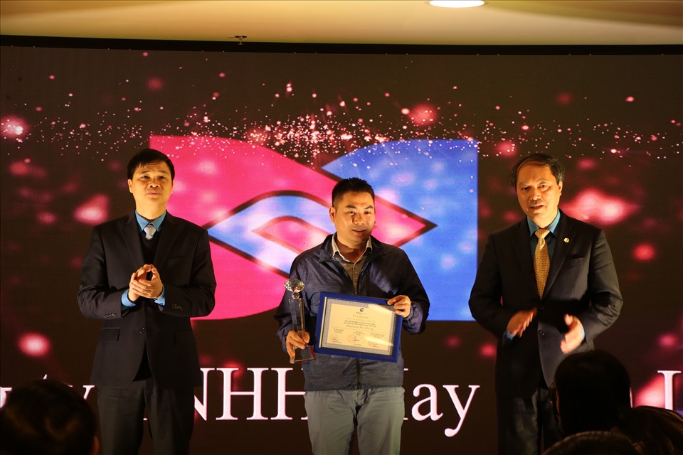 Ông Ngọ Duy Hiểu (trái) - Phó Chủ tịch Tổng LĐLĐ Việt Nam tặng bằng khen cho các doanh nghiệp an toàn tiêu biểu ngành dệt may năm 2020. Ảnh: PĐ.
