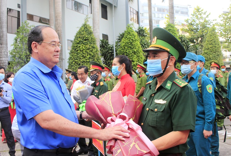Ông Nguyễn Thanh Bình - Chủ tịch UBND tỉnh, Trưởng Ban chỉ đạo phòng chống dịch Covid-19 tỉnh An Gian tặng hoa cho đại diện các đơn vị. Ảnh: Vũ Tiến