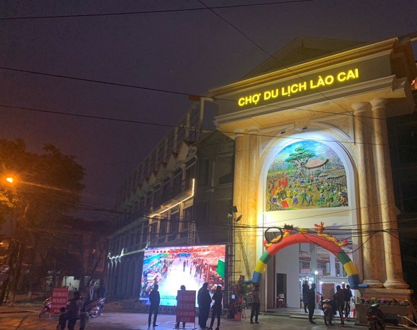 Chợ đêm du lịch Lào Cai. Ảnh: Plo