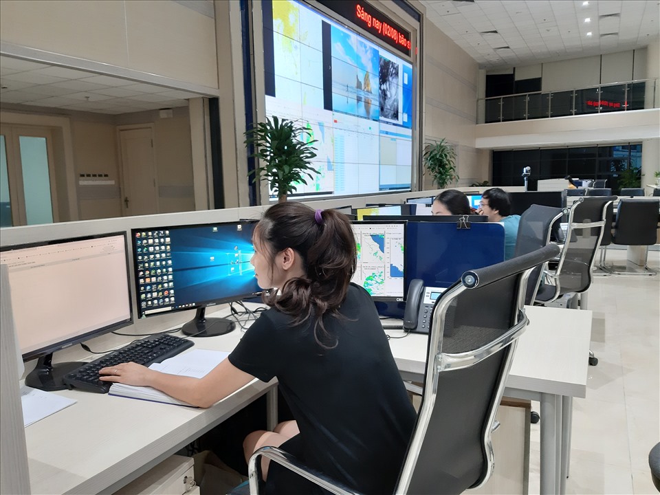 Dự báo viên phân tích radar thời tiết tại Trung tâm Điều hành tác nghiệp KTTV. Ảnh: Hoài Linh