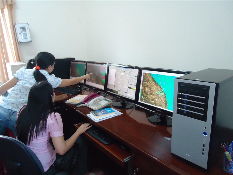 Dự báo viên phân tích radar thời tiết tại Trung tâm Điều hành tác nghiệp KTTV. Ảnh: Hoài Linh