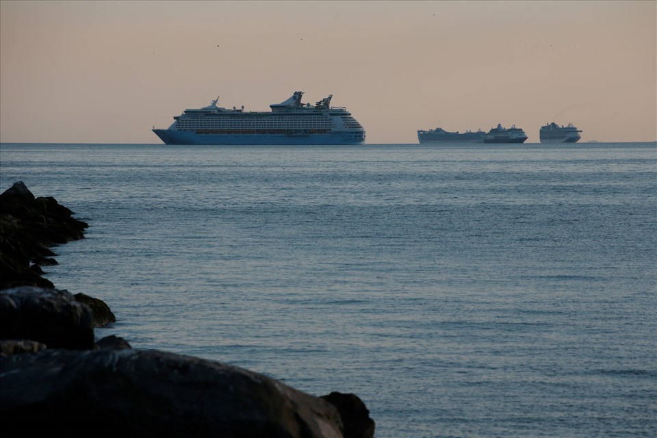 Tàu du lịch biển cỡ lớn phải neo đậu ngoài khơi Nhật Bản do không được cập cảng vì dịch COVID-19. Nguồn: AFP