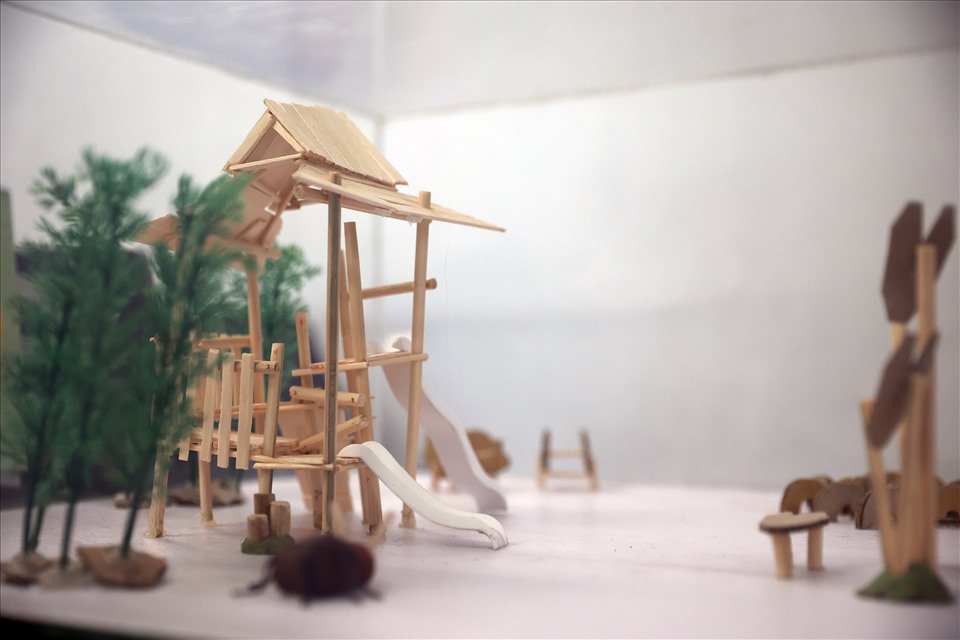 Những sân chơi của nhóm kiến trúc sư Chu Kim Đức thường sử dụng gỗ và lốp xe - những vật dụng tái chế, có độ bền và thân thiện với môi trường. Hình ảnh là một mô hình tượng trưng cho một khu vui chơi cho trẻ do nhóm kiến trúc sư Chu Kim Đức thực hiện. Ảnh: Hải Nguyễn