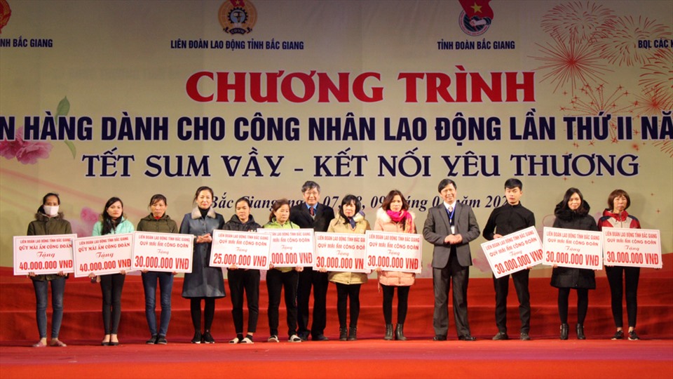 Ông Trần Thanh Hải, bà  Lê Thị Thu Hồng, ông Nguyễn Văn Cảnh trao kinh phí hỗ trợ xây Mái ấm công đoàn cho 10 đoàn viên khó khăn. Ảnh: Thùng