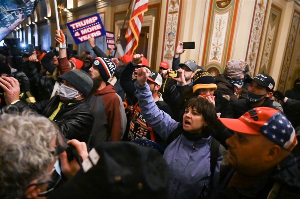 Người biểu tình tràn vào bên trong Điện Capitol. Ảnh: AFP