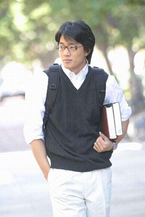 Vào vai Kim Hyun Woo, Kim Rae Won mang đến một sinh viên ngành Luật tài năng, sống lạc quan và luôn hết mình vì lẽ phải. Ảnh cắt phim.