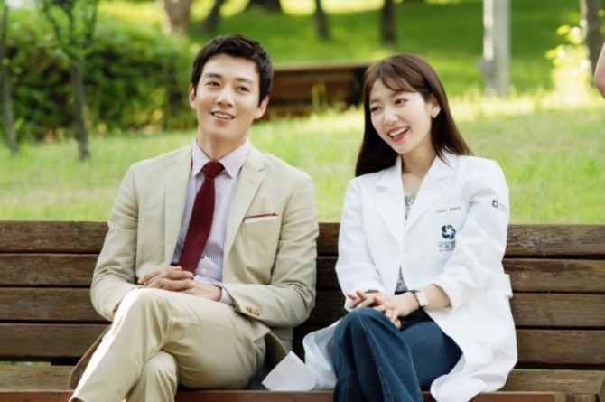 Năm 2016, anh trở lại màn ảnh với bộ phim truyền hình y khoa nổi tiếng “Doctor” (Chuyện tình bác sĩ) sau 2 năm vắng bóng. Trong phim, anh đóng cặp với bạn diễn với Park Shin Hye. Ảnh cắt phim.