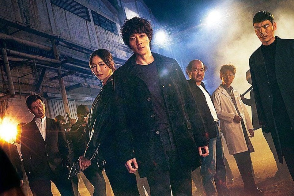 Năm 2021, anh đóng chính phim hành động mới “LUCA” cùng “mỹ nhân dao kéo” Lee Da Hee. Lần đầu kết hợp, cặp đôi thực lực của màn ảnh được kỳ vọng sẽ mang đến một bộ phim mãn nhãn cho khán giả. Ảnh poster.