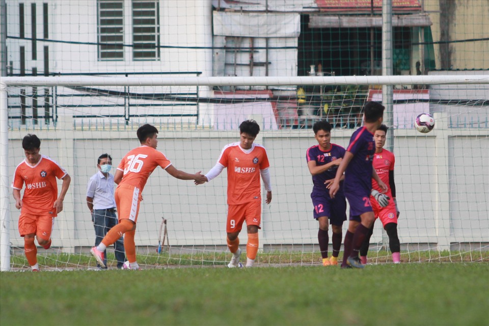 Sau khi thay gần hết đội hình, Sài Gòn phải chịu phạt đền khi thủ môn của họ phạm lỗi trong vòng cấm. Trên chấm 11m, Hà Đức Chinh dứt điểm chính xác để hoàn tất cú đúp trong trận đấu này.