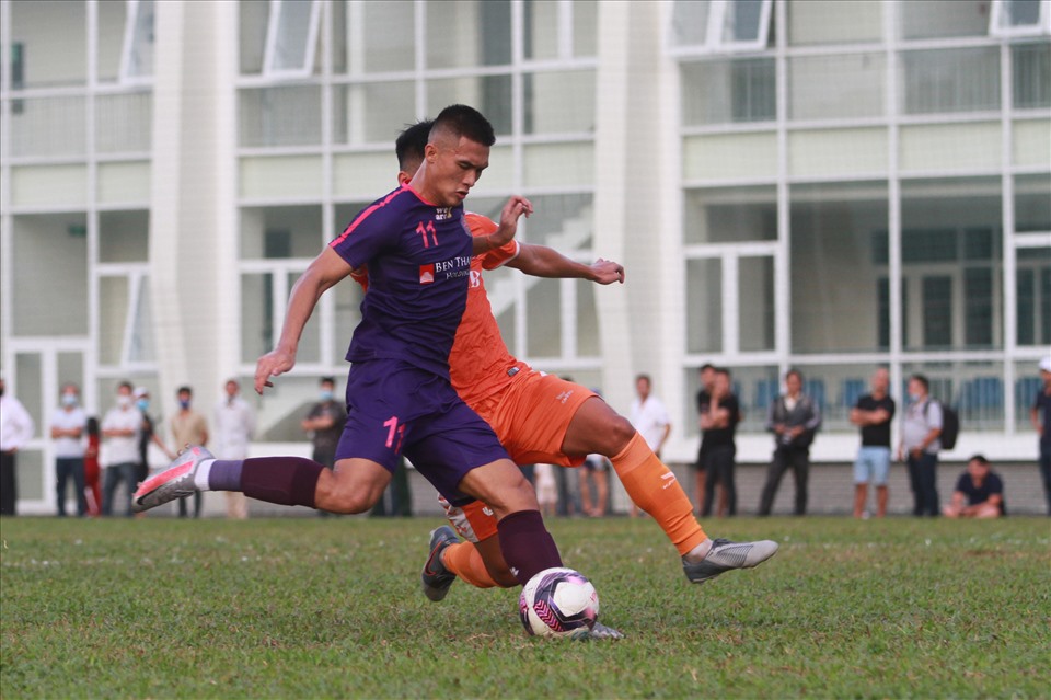 Tưởng chừng Sài Gòn phải chấp nhận thất bại 1-2 thì tiền đạo trẻ Võ Nguyên Hoàng đã lên tiếng đúng lúc và ghi bàn gỡ hoà cho Sài Gòn ở phút cuối cùng của trận đấu.