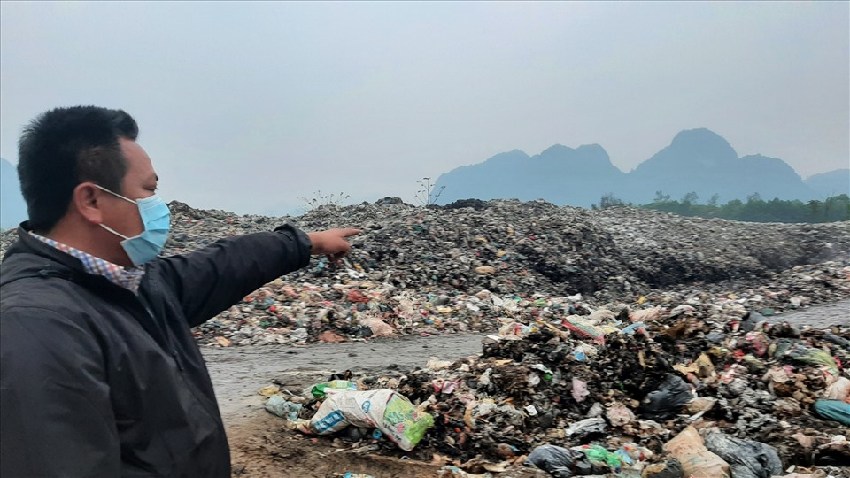 Người dân bức xúc vì cho rằng bãi rác gây ô nhiễm. Ảnh: Minh Nguyễn