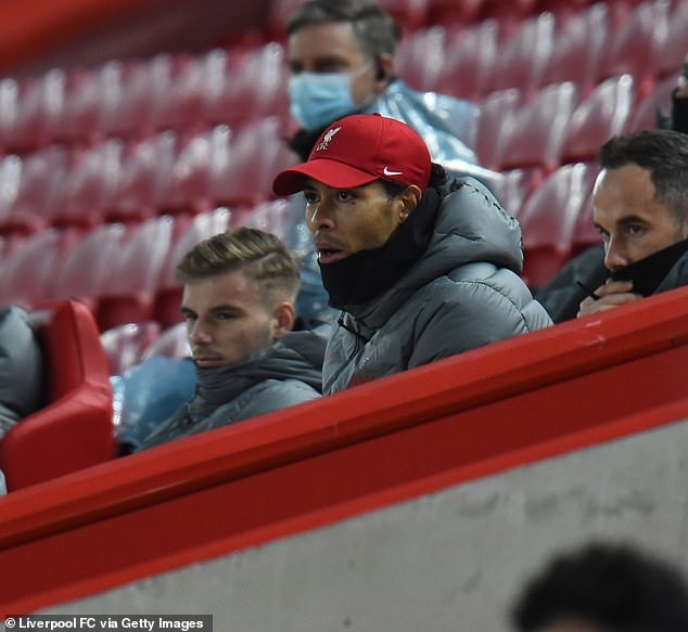 van Dijk nhìn các đồng đội từ khán đài. Ảnh: Liverpool FC.
