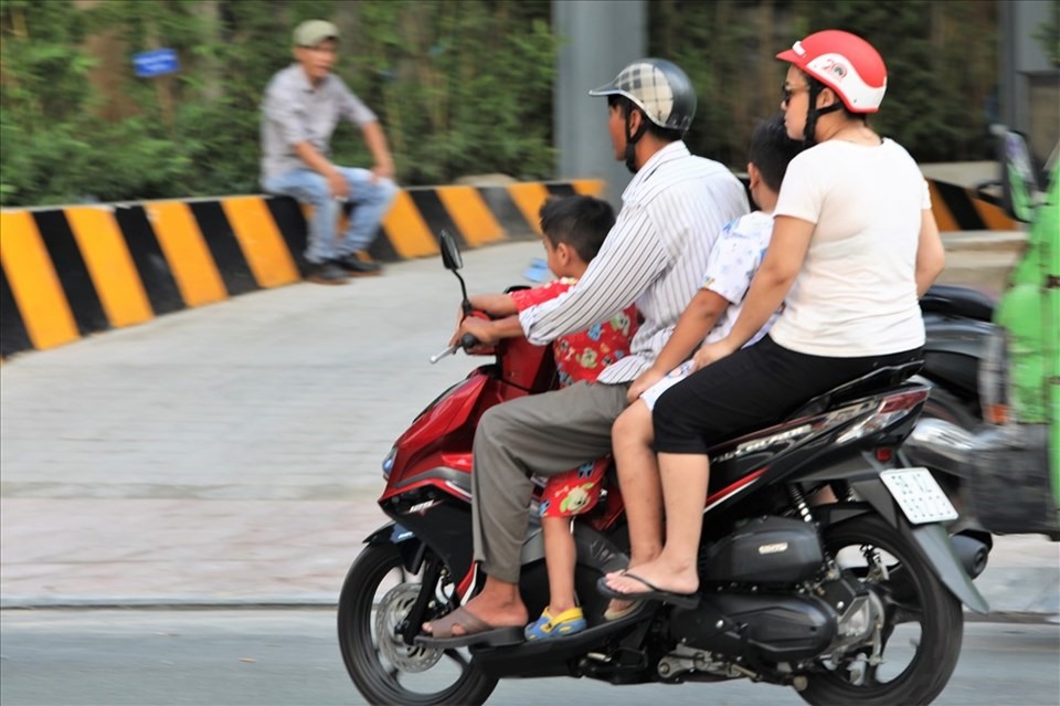 Có 3 trường hợp không bắt buộc đội mũ bảo hiểm khi tham gia giao thông. (Ảnh: LĐO)