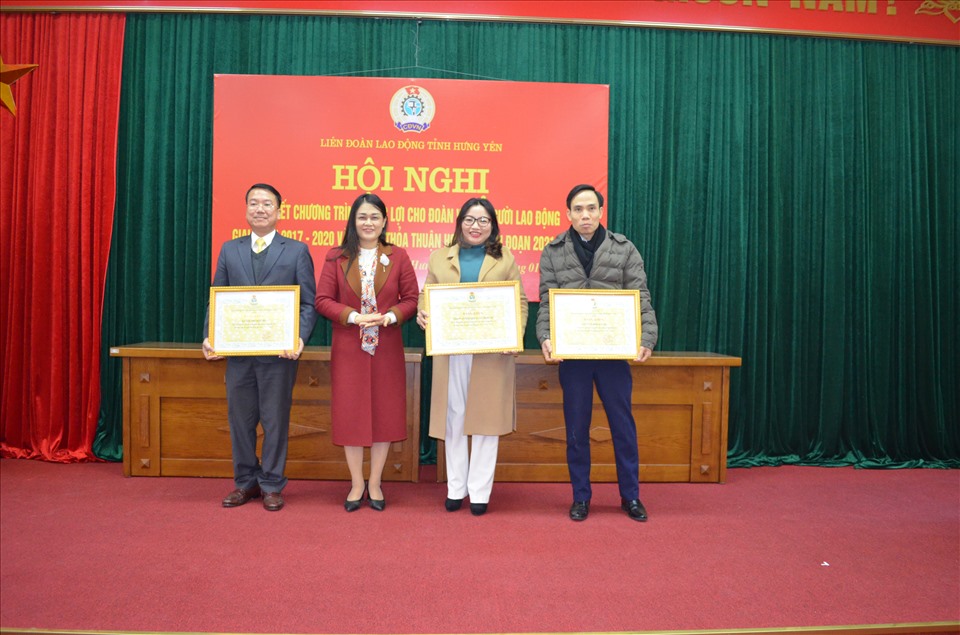 Bà Nguyễn Thị Thanh Tuyết - Chủ tịch LĐLĐ tỉnh Hưng Yên (thứ hai từ trái sang) trao bằng khen cho các đơn vị thực hiện tốt chương trình. Ảnh: Thu Nguyệt