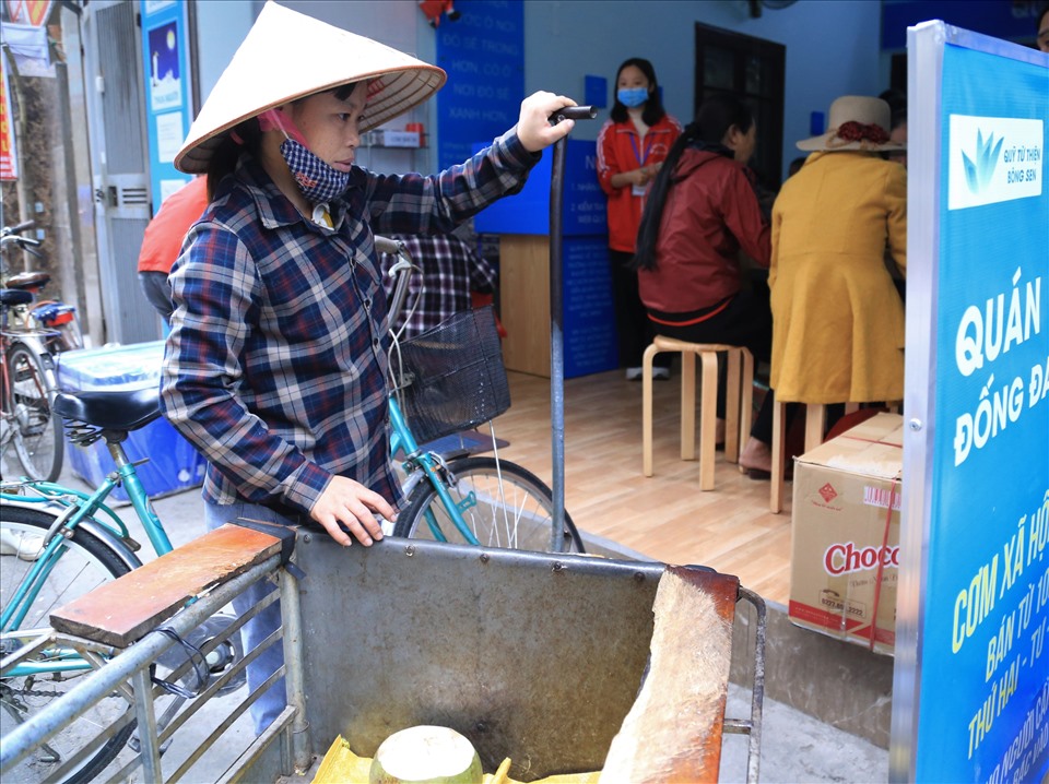 Chị Doãn Thị Trang cho hay, để tiết kiệm tiền cho những ngày cuối năm, chị thường ăn cơm ở những quán cơm từ thiện vì chi phí rẻ lại đảm bảo đầy đủ chất dinh dưỡng. Ảnh: K.Vân