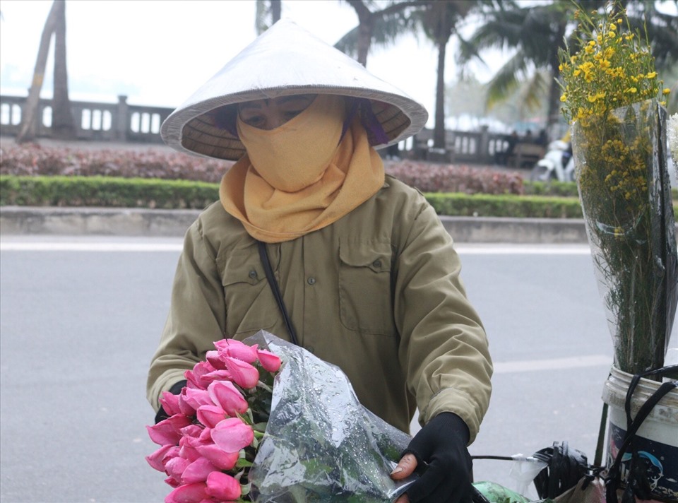 Cô Vũ Thị Hiên mỗi ngày kiếm được khoảng 200.000 nghìn từ việc bán hoa, những ngày cuối năm cô thường đi làm từ 3h sáng và 10h tối mới về nhà. Ảnh: K. Vân