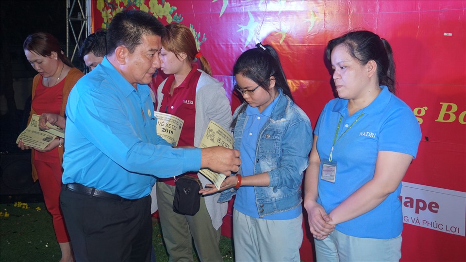 Lãnh đạo LĐLĐ tỉnh trao tặng vé xe cho CNLĐ về quê tại Tết sum vầy 2019.