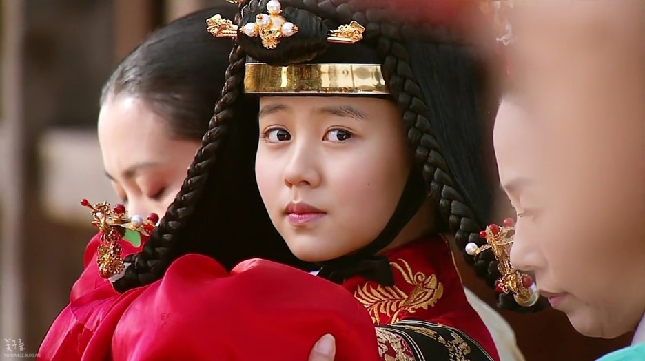 Kim So Hyun vào vai Yoon Bo Kyung lúc nhỏ trong 