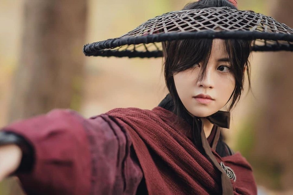 Năm nay, “em gái quốc dân” đảm nhận vai chính trong phim cổ trang “River Where the Moon Rises” (Sông đón trăng lên) kể về câu chuyện tình yêu dựa trên nhân vật lịch sử có thật từ triều đại Goguryeo là công chúa Pyeonggang (Kim So Hyun) và chồng cô On Dal (Ji Soo). Ảnh: Instagram.