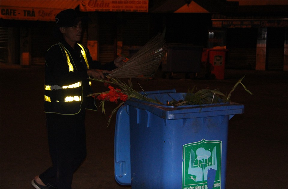 Công nhân thu gom rác đêm giao thừa ở thành phố Thủ Dầu Một. Ảnh: Đình Trọng