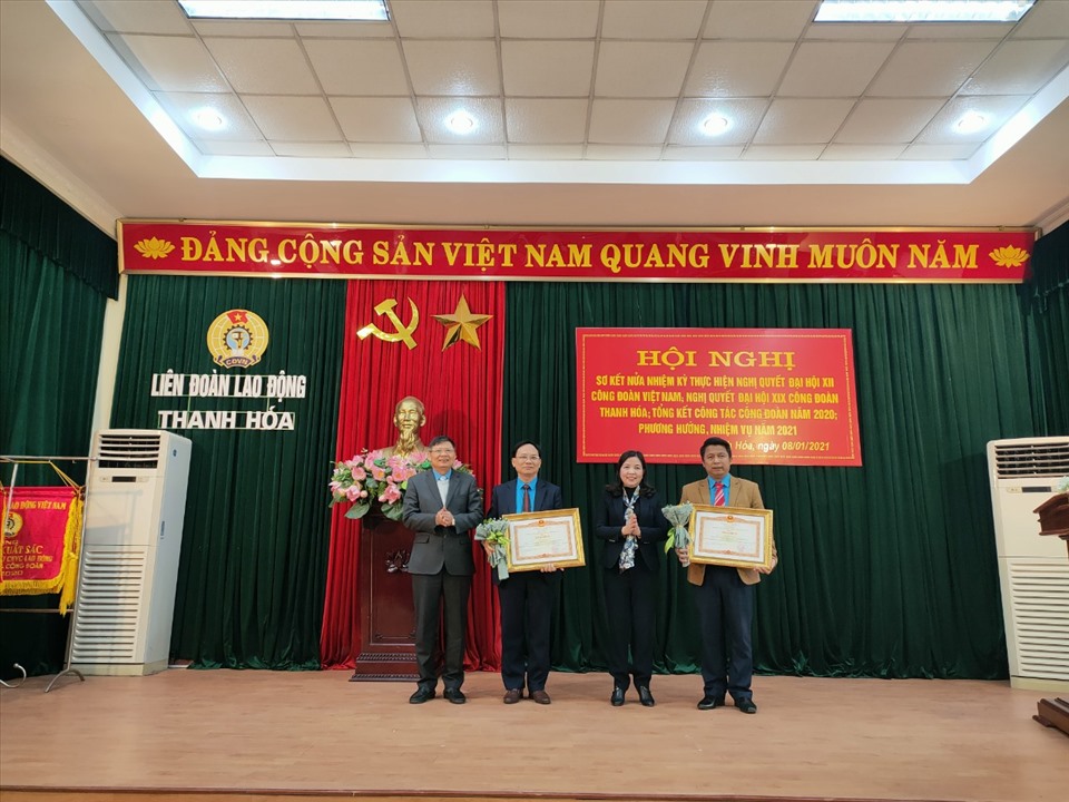 Trao Băng khen của Thủ tướng Chính phủ cho 2 cá nhân và trao cờ thi đua của Tồng LĐLĐ Việt Nam cho nhiều tập thể vì có thành tích xuất sắc trong hoạt động công đoàn, chăm lo cho đời sống công nhân. Ảnh: Quách Du
