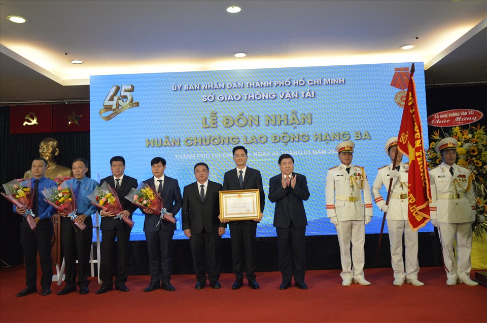 Tập thể lãnh đạo Sở GTVT TPHCM nhận bằng khen và Huân chương Lao động hạng 3.  Ảnh: Minh Quân