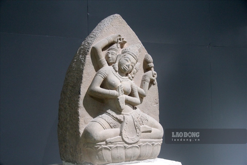 Bức phù điêu nữ thần Sarasvati có chiều cao 80cm, rộng 60cm, dày 26cm, trọng lượng khoảng 200kg. Ảnh: N.T
