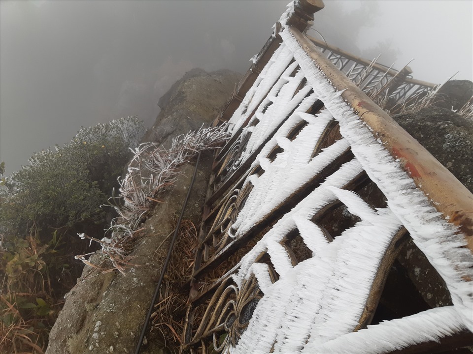 Băng tuyết tạo nên những khung cảnh kỳ vĩ trên đỉnh Yên Tử. Ảnh: CTV