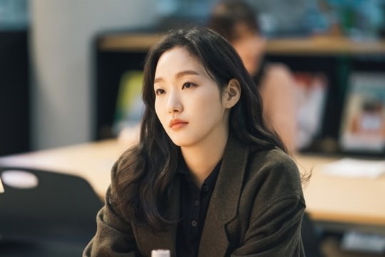 Dù nội dung phim còn nhiều tranh cãi nhưng một lần nữa Kim Go Eun cho mọi người thấy khả năng diễn xuất của mình trong vai nữ cảnh sát cá tính và cương trực. Ảnh cắt phim.
