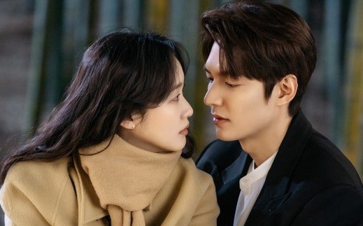 Năm vừa qua, nữ diễn viên đóng chính phim truyền hình “Quân vương bất diệt” cùng với Lee Min Ho. Ảnh cắt phim.