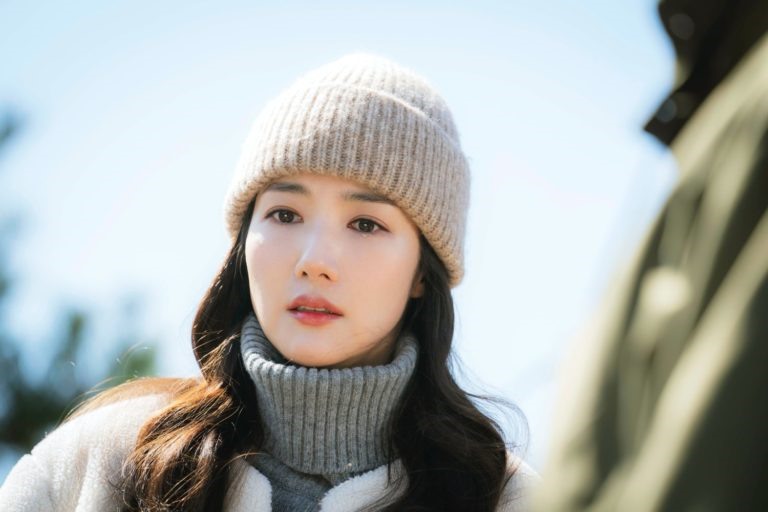 Vào vai Mok Hae Won - một cô gái gặp nhiều trắc trở trong tình yêu, Park Min Young mang đến hình ảnh hiền dịu và thanh lịch. Nét dịu dàng trên màn ảnh của nữ diễn viên được khen ngợi phù hợp với tình tiết chậm rãi cùng khung cảnh nên thơ của phim. Ảnh cắt phim.