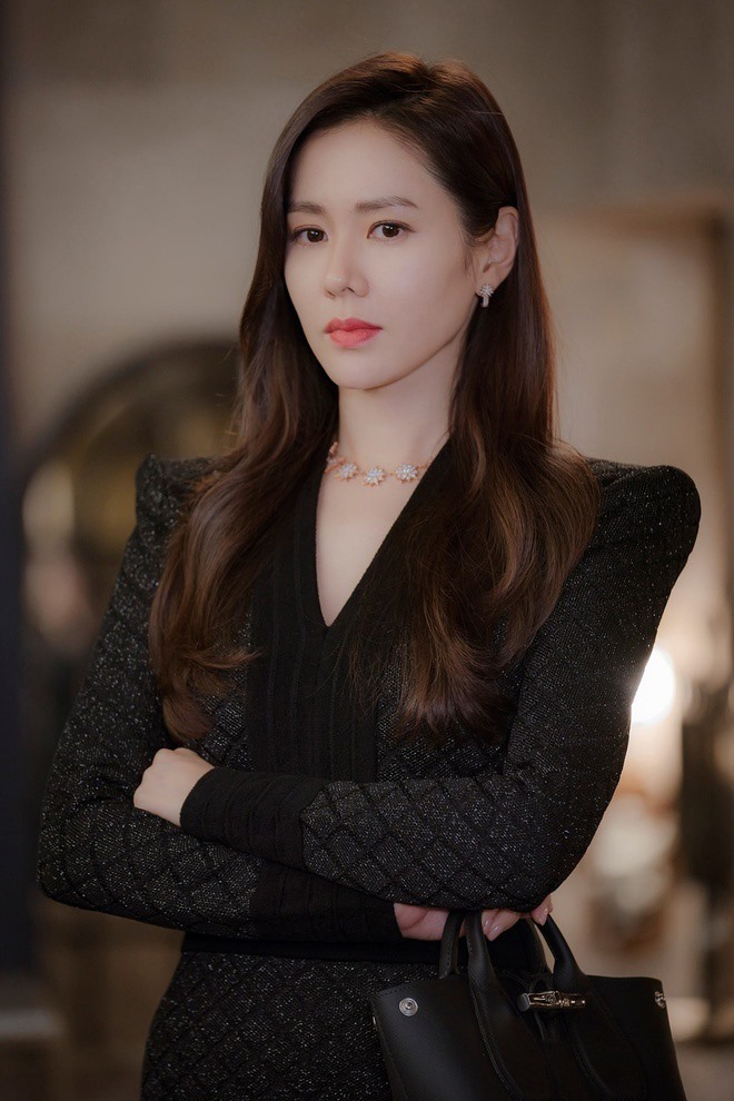 Đó là lý do dù đã bước sang tuổi U40 thế nhưng Son Ye Jin vẫn là ngôi sao truyền hình khó thay thế trên màn ảnh. Ảnh cắt phim.