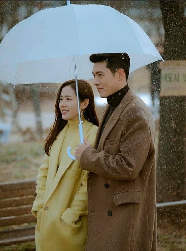 Đảm nhận vai chính Yoon Se Ri trong “Hạ cánh nơi anh“, Son Ye Jin và bạn diễn Hyun Bin mang đến nhiều cảm xúc cho khán giả với câu chuyện tình xuyên biên giới. Ảnh cắt phim.