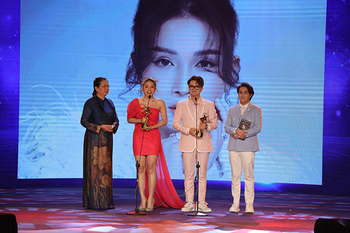 Còn Duy Khánh và Khả Như chiến thắng ở giải “Nam, nữ diễn viên xuất sắc nhất” do Hội đồng nghệ thuật & khán giả bình chọn