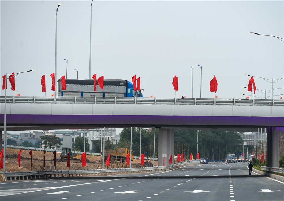 Các đại biểu gắn biển công trình xây dựng hoàn chỉnh theo quy hoạch nút giao đường Vành đai 3 với đường ô tô cao tốc Hà Nội - Hải Phòng.