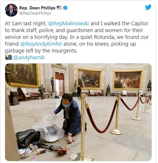 Hạ nghị sĩ Dean Phillips của bang Minnesota chia sẻ ảnh chụp Hạ nghị sĩ Andy Kim đang nhặt rác ở trong tòa nhà Quốc hội Mỹ lúc 1h sáng 7.1. Ảnh chụp màn hình.