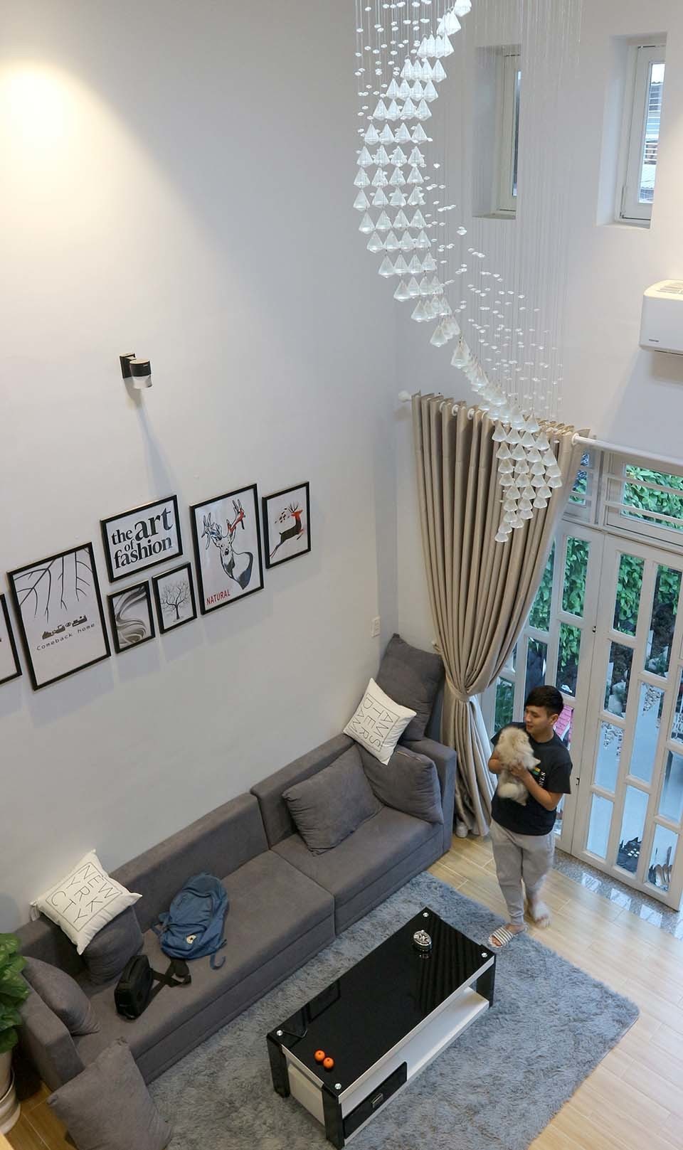 Hồ Quang Hiếu đang đọc sách tại phòng tiếp khách riêng của anh trên tầng 2. Nam ca sĩ tiết lộ, ngôi nhà có giá trị 4 tỷ đồng, được mua từ tiền tích góp trong suốt hơn 10 năm chạy show.