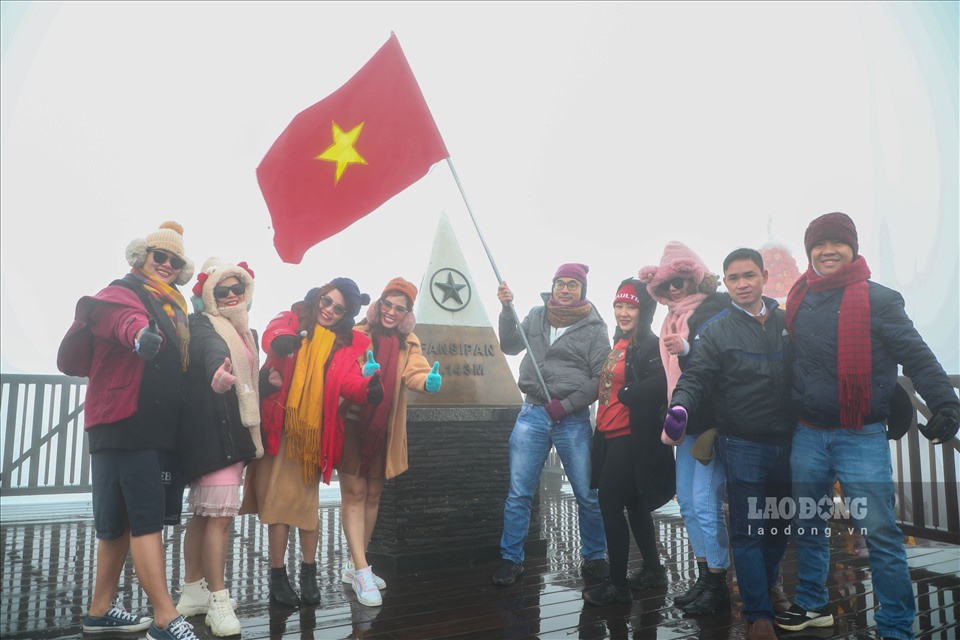 Nhiệt độ tại đỉnh Fanxipan trong sáng nay ở mức -3 độ C, có mưa và gió mạnh. Tuy thời tiết có phần khắc nghiệt nhưng du khách vẫn cảm thấy rất hào hứng.