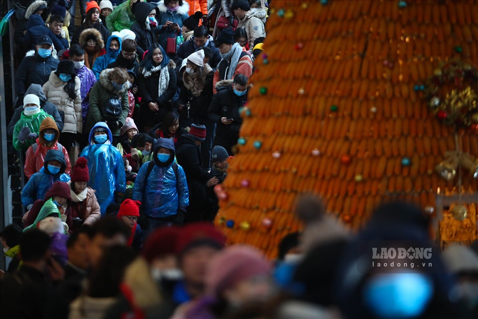 “Gia đình mình có mặt tại nhà ga khá sớm nhưng vẫn chưa được lên cáp treo do lượng người quá đông. Tuy nhiên cả gia đình vẫn rất háo hức cho chuyến trải nghiệm lần này, mong là sẽ được ngắm tuyết khi lên đến đỉnh Fanxipan“, chị Nguyễn Thị Hồng Hạnh, du khách từ Hà Nội chia sẻ.
