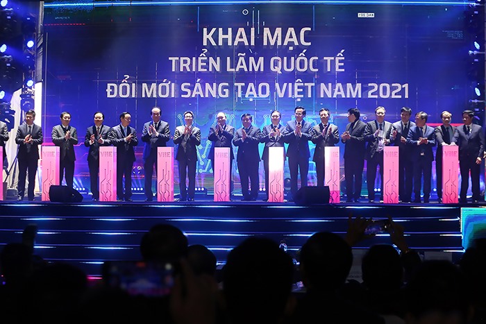 Thủ tướng và các đại biểu nhấn nút khởi công xây dựng Trung tâm Đổi mới sáng tạo quốc gia và khai mạc Triển lãm quốc tế đổi mới sáng tạo Việt Nam 2021.