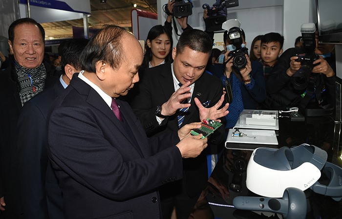 Thủ tướng Nguyễn Xuân Phúc thăm các gian hàng tại triển lãm quốc tế đổi mới sáng tạo Việt Nam 2021.