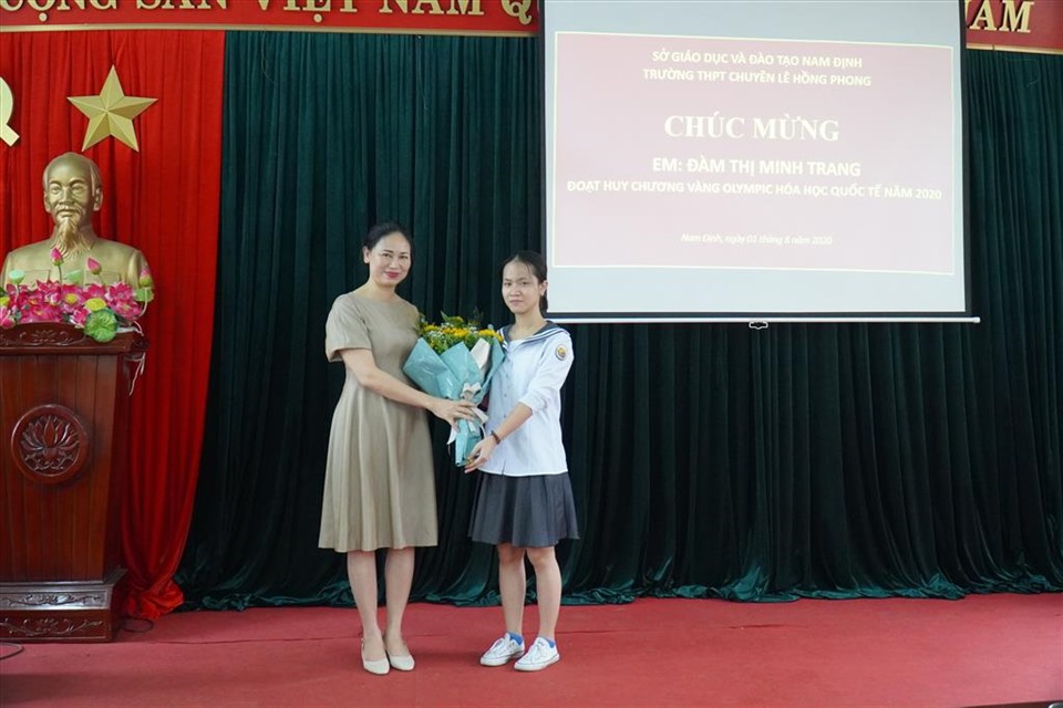 Minh Trang nhận hoa chúc mừng từ Hiệu trưởng nhà trường. (NTCC)