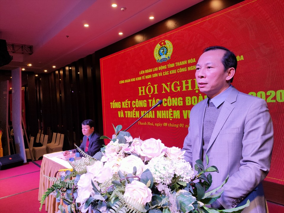Ông Võ Mạnh Sơn - Chủ tịch LĐLĐ tỉnh Thanh Hóa phát biểu chỉ đạo hội nghị. Ảnh: Quách Du