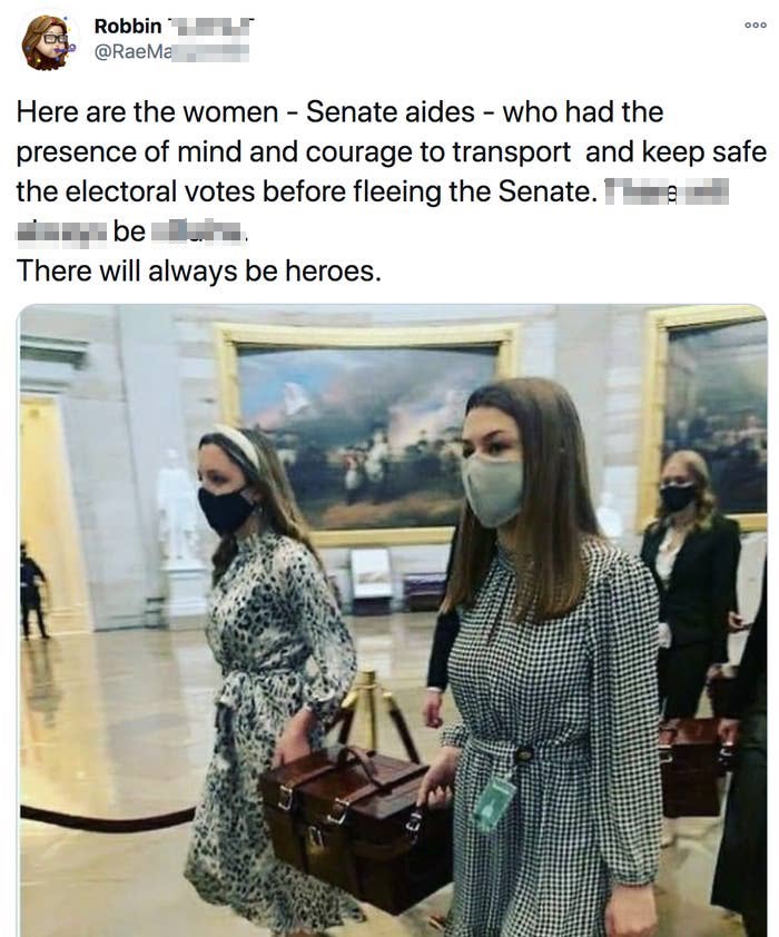 Bức ảnh các nữ phụ tá ở Thượng viện Mỹ khiêng các thùng phiếu lan truyền rộng rãi trên mạng xã hội. Ảnh chụp màn hình.