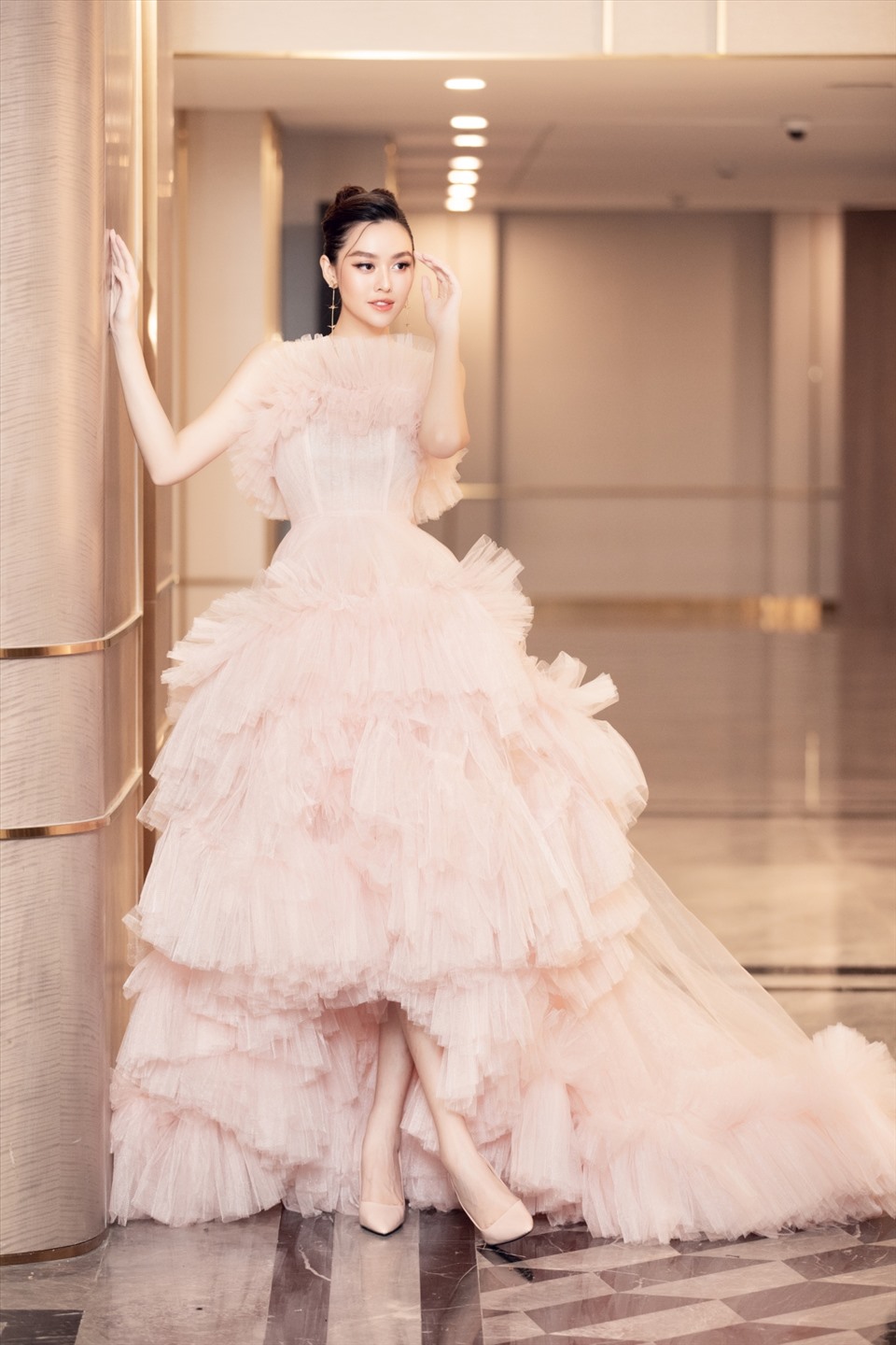 Với thiết kế xếp ly phồng theo tầng cùng màu hồng pastel ngọt ngào, chiếc váy đã giúp Á hậu Tường San ghi điểm với phong cách nhẹ nhàng, nữ tính.