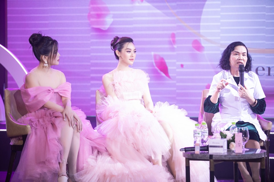 Tham gia một sự kiện về mỹ phẩm làm đẹp tại TP. HCM, Á hậu Tường San đã chọn cho mình chiếc đầm của NTK Nguyễn Minh Công.