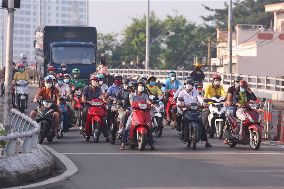 Cảnh đông đúc nhẹ diễn ra chỉ khi người dân dừng xe chờ đèn đỏ tại đường Phạm Hùng (Quận 8) và Nguyễn Thái Học (Quận 1).