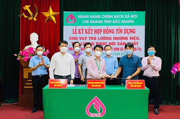 Lễ ký kết tín dụng cho người sử dụng lao động vay vốn theo tinh thần Nghị quyết 68 của Chính phủ tại chi nhánh NHCSXH tỉnh Bắc Giang.
