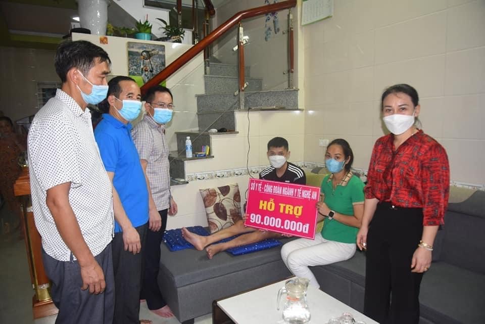Sở Y tế, Công đoàn ngành Y tế Nghệ An trao quà hỗ trợ cho cán bộ y tế huyện Kỳ Sơn. Ảnh: PV